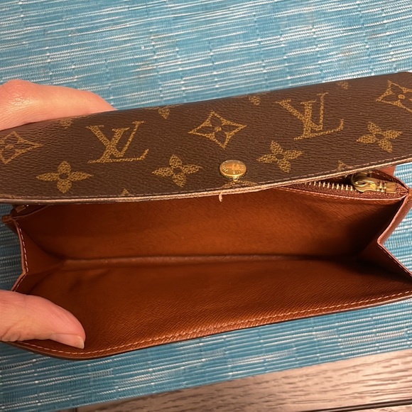 Louis Vuitton wallet in really good used condition comes with a plain non LV … - Picture 8 of 8
